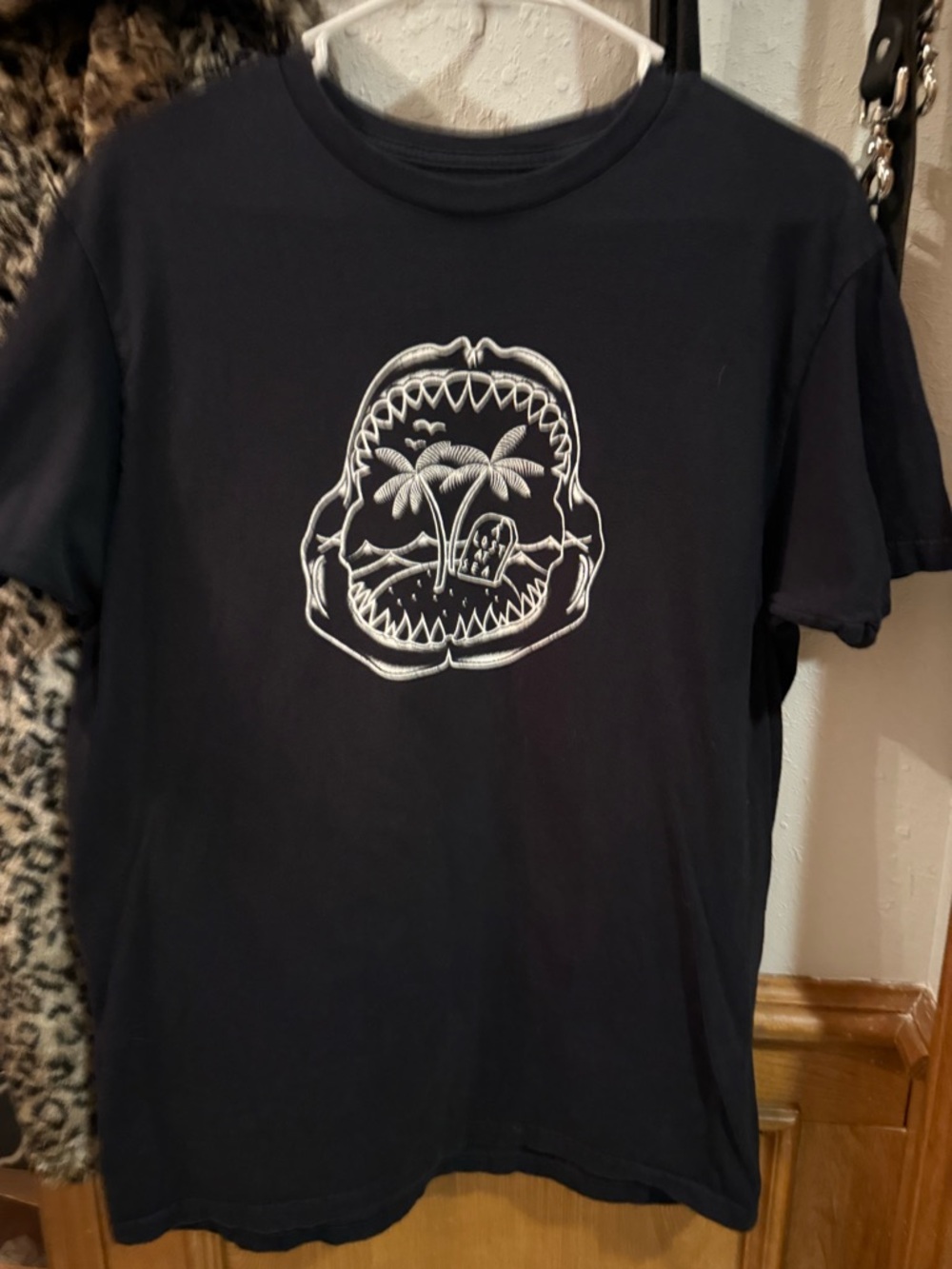 NWOT Men’s LOST black shark teeth palm tree headstone graphic T shirt size L